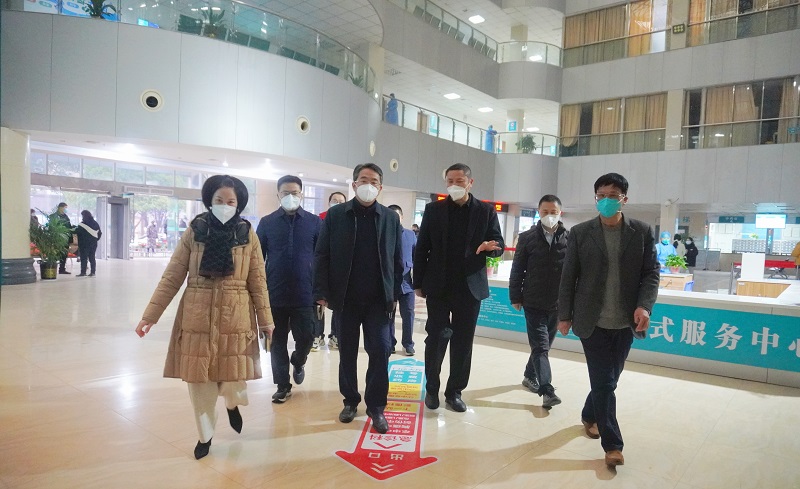 严旭辉到宜春学院第一附属医院（县人民医院）调研指导疫情防控和医疗救治工作