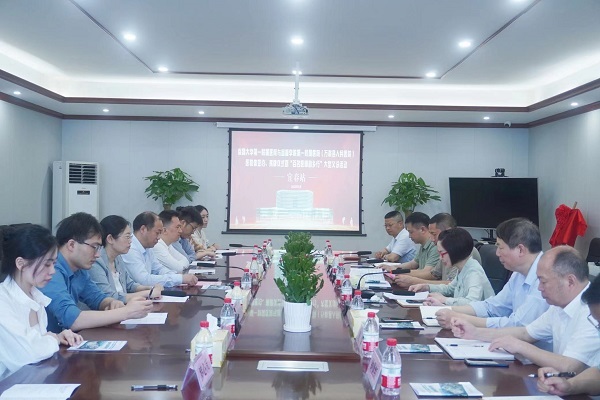 我院与南昌大学第一附属医院签约医联体合作单位并开展&ldquo;百名医师回乡行&rdquo;大型义诊活动