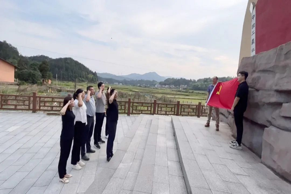 【主题党日+】传承红色基因 情系老区人民&mdash;&mdash;万载县人民医院临床第三党支部开展主题党日活动