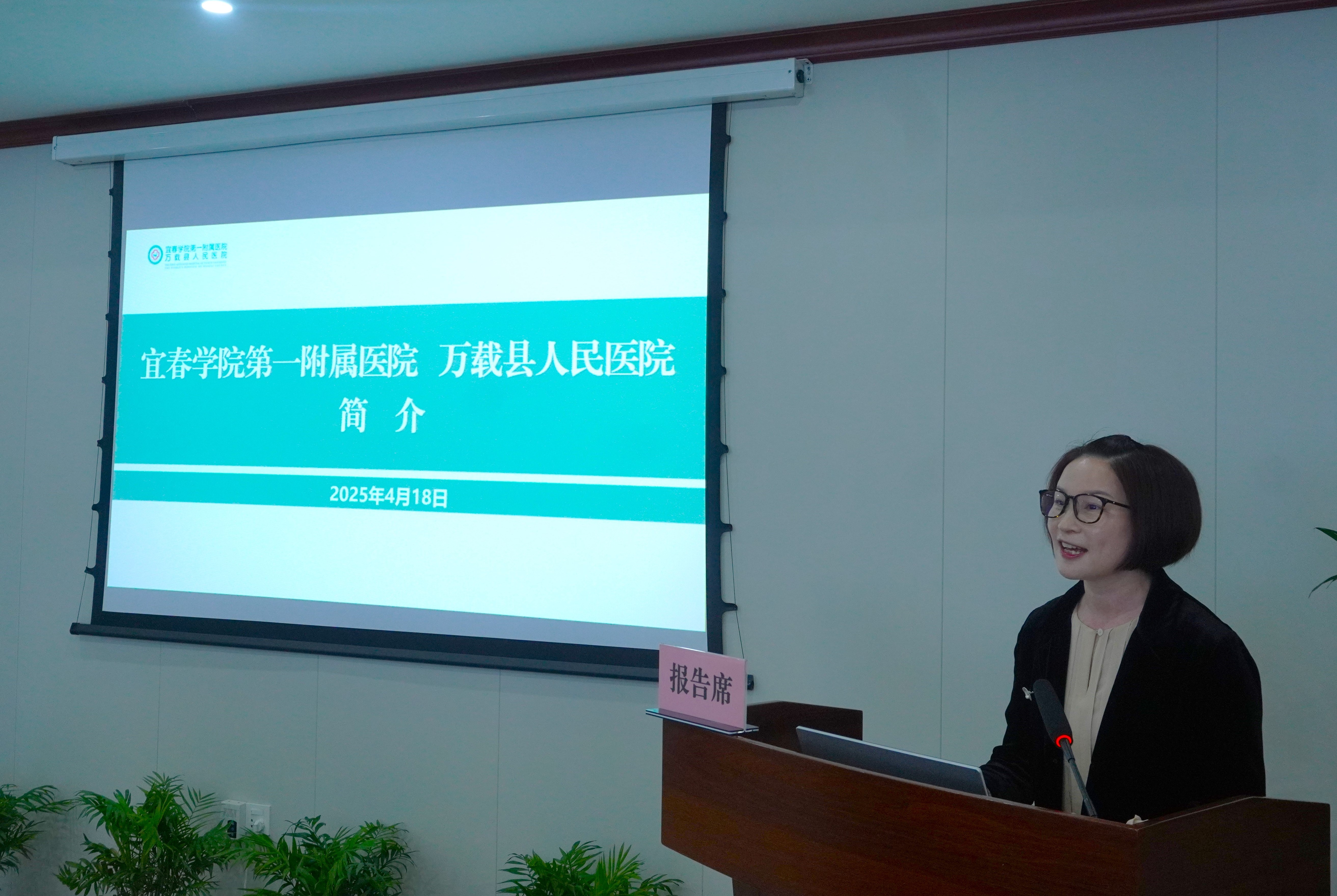 许书记侧位.JPG 许书记侧位.JPG