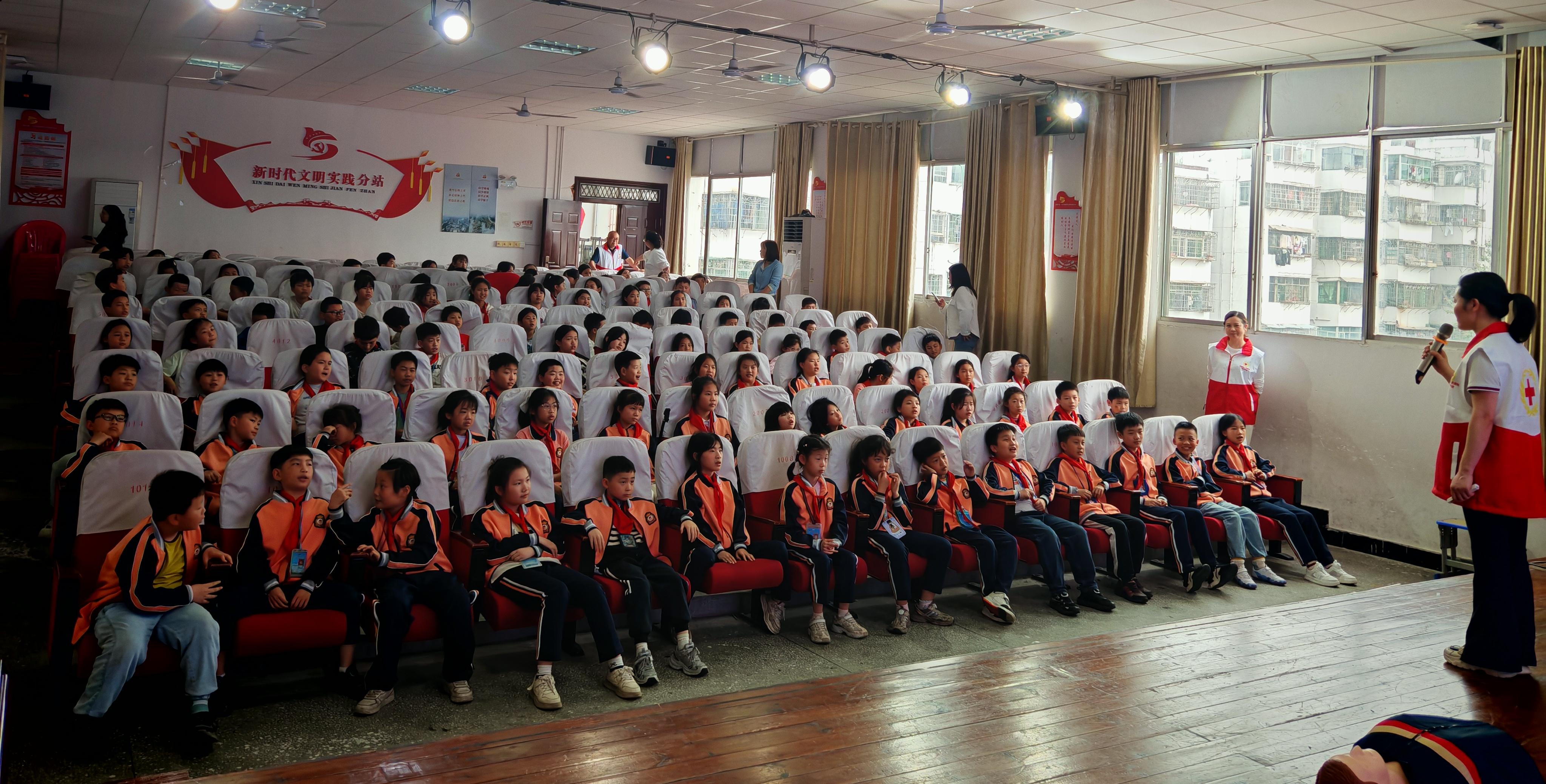 讲课.jpg 讲课.jpg