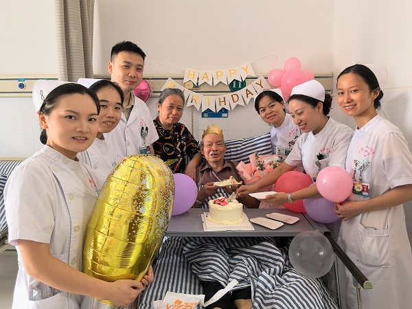 特别的生日，特别的爱&mdash;&mdash;我院肿瘤内科为住院患者举办暖心生日会