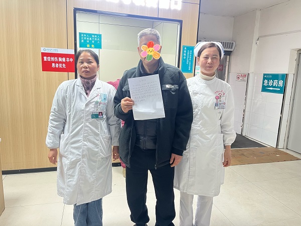 白衣天使拾金不昧，平凡善举温暖人心